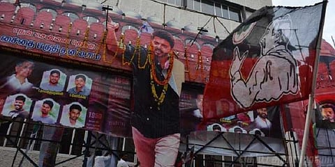 அனுமதியின்றி பேனர் - விஜய் ரசிகர்கள் மீது வழக்குப்பதிவு