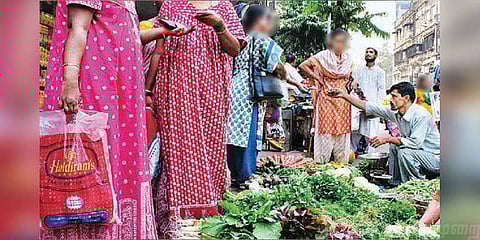 பகலில் நைட்டி அணிந்தால் 2ஆயிரம் அபராதம் - ஒரு விநோத தடை !