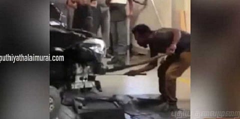 சாலையில் சென்ற காரில் ஏறிய நல்ல பாம்பு - வைரலாகும் வீடியோ