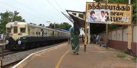 ரயில் படியில் அமர்ந்து போன் பேசிய பயணி : செல்போனை பறித்த கும்பல்