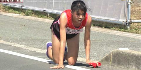 கால் உடைந்தாலும் நம்பிக்கை உடையாத வீராங்கனை - வைரல் வீடியோ