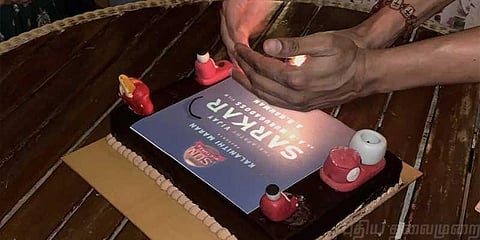 கேக்கில் மிக்ஸியும் கிரைண்டரும் ! சர்கார் வெற்றியை கொண்டாடிய படக்குழு