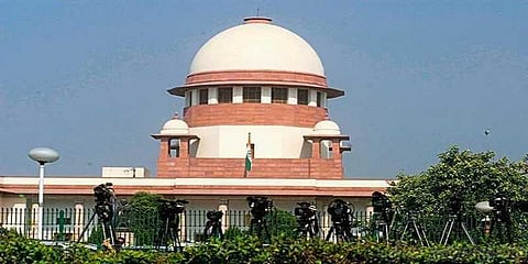 சபரிமலையில் இளம் பெண்களை அனுமதிக்கும் வழக்கு - உச்சநீதிமன்றம் நாளை விசாரணை