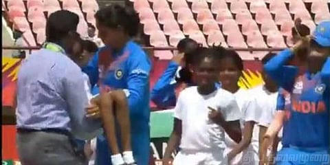 மைதானத்தில் மயங்கிய சிறுமியை தூக்கிச்சென்ற கேப்டன் - குவியும் பாராட்டுக்கள்