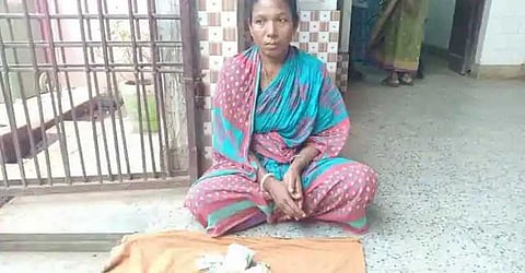 கணவரின் இறந்த உடலை கொண்டு செல்ல மருத்துவமனை முன்பு பிச்சை எடுத்த மனைவி..!