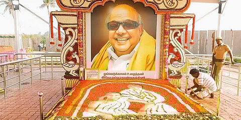 பூக்களால் ஜொலிக்கும் தாய் அஞ்சுகத்துடன் கருணாநிதி நினைவிடம்