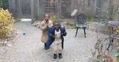 பனிப்பொழிவை ரசித்த அகதிக் குழந்தைகள் - மனதை லேசாக்கும் வீடியோ