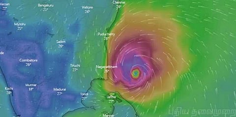 தொடங்கியது ‘கஜா’ புயலின் தாக்கம் - திருவாரூர், நாகையில் பலத்த மழை