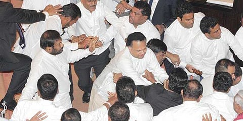 இலங்கை நாடாளுமன்றத்துக்கு கத்தியுடன் வந்த எம்.பி கைது