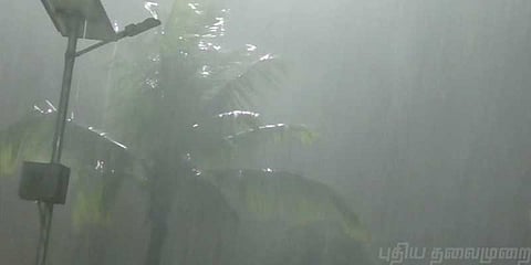 கஜா பாதிப்பு: நள்ளிரவு முதல் மீட்பு பணிகள், முகாம்களில் 81 ஆயிரம் பேர்!