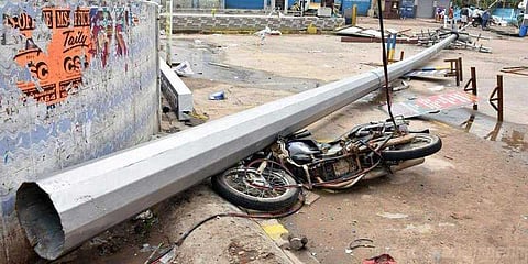 கஜா புயலால் நிலைகுலைந்த மின்சார சேவை - அமைச்சர், அதிகாரிகள் முகாம்