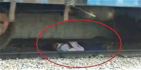 ரயில் கடக்கும்போது தண்டவாளத்திற்குள் படுத்திருந்த வாலிபர்