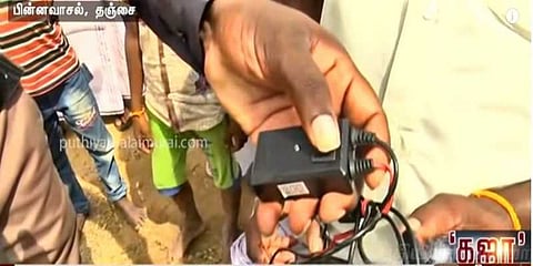 புயல் பாதிப்பால் தடையான மின்சாரம் - பைக் பேட்டரியில் போன் சார்ஜ்