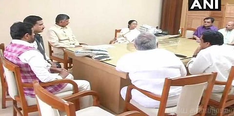 மம்தாவுக்கு சந்திரபாபு நாயுடு நேரில் அழைப்பு : 22ம் தேதி எதிர்க்கட்சிகள் கூட்டம்