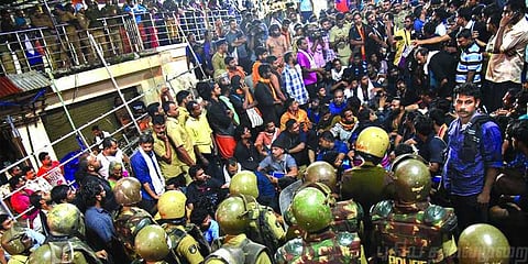 ஐயப்பன் கோவில் சன்னிதானத்தில் ஏன் இவ்வளவு போலீஸ் ? உயர்நீதிமன்றம் கண்டனம்