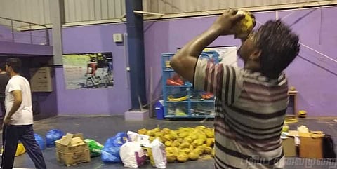 டெல்டா விவசாயிகள் அனுப்பிய இளநீரால் இரவு உணவை முடித்த தன்னார்வலர்கள்..!