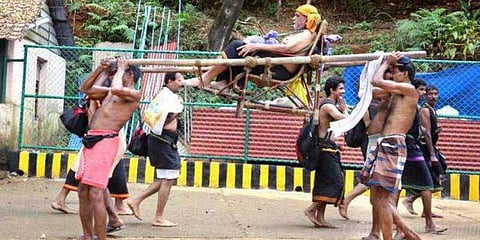 சபரிமலை பிரச்னையால் கேள்விக்குறியான டோலி பணியாளர்களின் வாழ்வாதாரம்