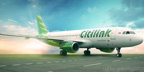 விமானத்தை தவறவிட்ட விரக்தியில் தரையில் கிடந்து புரண்ட பெண்