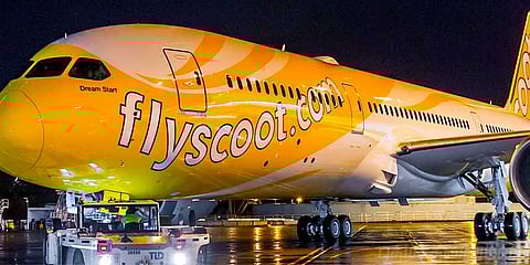 நடுவானில் போன் நம்பர் கேட்டு விமான பணிப்பெண்ணுக்கு தொல்லை: இளைஞர் கைது!