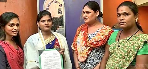 தடைகளை தாண்டி போலீஸ் ஆக ஜொலிக்கும் திருநங்கை சுபஸ்ரீ..!