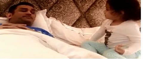 தமிழில் பேசி சிலாகிக்கும் தோனியும், மகள் ஜிவாவும்!