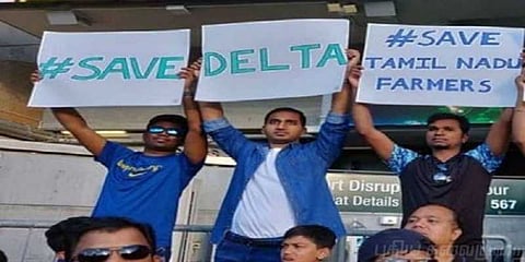 கிரிக்கெட் மைதானத்தில் தமிழக விவசாயிகளுக்காக ’பதாகை’ ஏந்திய இளைஞர்கள்