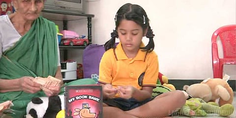 டெல்டா மக்களுக்கு உண்டியல் பணம், பொம்மைகளை அனுப்பிய சிறுமி