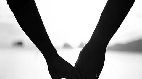 காதல் தம்பதியை சினிமா பாணியில் காரில் துரத்திய உறவினர்கள்