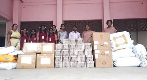 கஜாவினால் பாதித்த மக்களுக்கு கரம் கொடுத்த திருச்சி பள்ளி மாணவிகள்