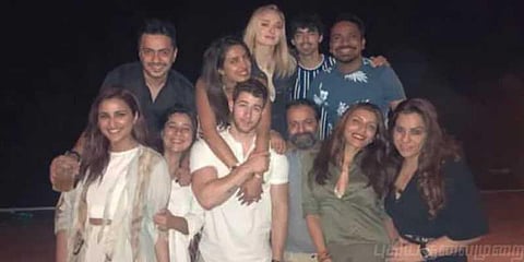 பிரியங்கா- நிக் ஜோனாஸ் திருமணம்: மும்பையில் ஹாலிவுட் பிரபலங்கள்!