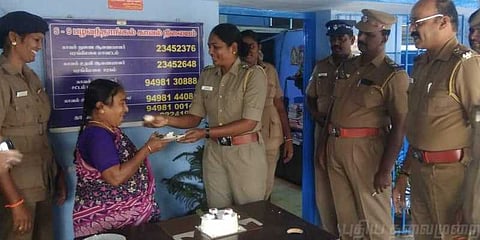 துப்புரவுப் பணியாளரின் பிறந்த நாளை கொண்டாடிய காவலர்கள்