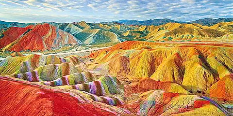 வானவில் மலை : மலையே வானவில்லாக காட்சி தரும் அதிசயம்