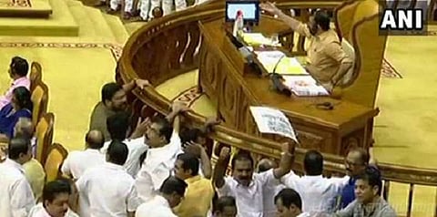 சபரிமலை விவகாரம் : கேரள சட்டசபையில் எதிர்க்கட்சியினர் கடும் அமளி