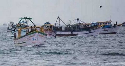 இலங்கை கடற்படை அட்டூழியம் : 4 தமிழக மீனவர்கள் கைது