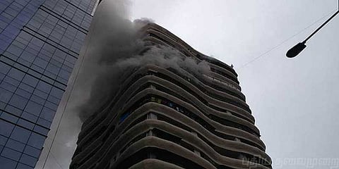 18 மாடி கட்டிடத்தில் தீவிபத்து - ஒருவர் உயிரிழப்பு; 19 பேர் படுகாயம்