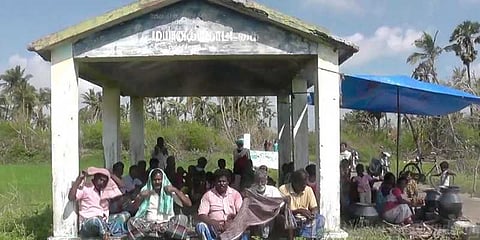 முகாம் இல்லாததால் சுடுகாட்டில் சமைத்து உண்ணும் மக்கள்