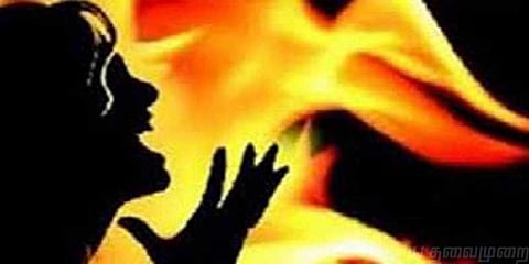 போலீசில் புகார் அளித்த பெண்ணுக்கு தீ வைத்த இளைஞன் கைது