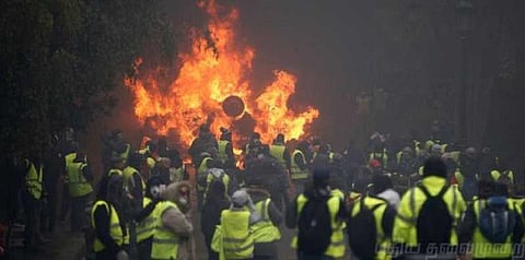 பிரான்ஸை ஸ்தம்பிக்க வைத்த ‘மஞ்சள் சட்டை போராட்டம்’ - எமெர்ஜென்ஸி அறிவிக்க திட்டம்