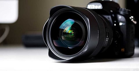 போலீஸ் எனக் கூறி மாணவனிடம் 1 லட்சம் மதிப்புள்ள கேமராக்கள் பறிப்பு