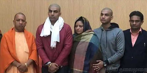 உ.பி.முதல்வரை சந்தித்தது, கொல்லப்பட்ட இன்ஸ்பெக்டர் குடும்பம்!