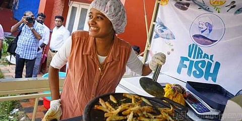 மீன் விற்றுக்கொண்டே எம்பிபிஎஸ் ஆகணும்: கேரள அரசின் மகள் ஆசை!