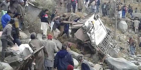 காஷ்மீர் பள்ளத்தாக்கில் பேருந்து கவிழ்ந்து விபத்து - 11 பேர் உயிரிழப்பு