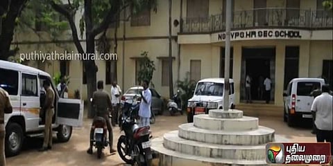 பள்ளியில் அரையாண்டு தேர்வு வினாத்தாள்கள் திருட்டு