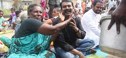 “தனி இடம் வேண்டாம்”- மக்களோடு மக்களாக தரையில் அமர்ந்து சாப்பிட்ட சீமான்..!