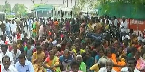 கஜா புயல் எதிரொலி - 5 கிராம மக்கள் சாலை மறியல்