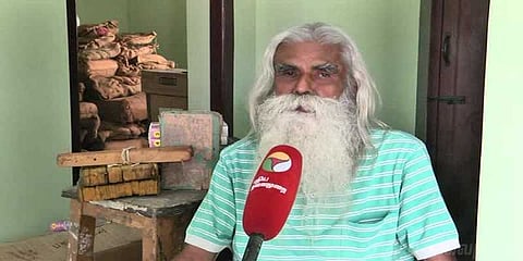 தமிழ் நூல்களுக்கு உயிர் கொடுக்கும் முதியவர்