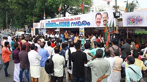 சபரிமலை விவகாரம்: பாஜக ஆர்ப்பாட்டத்திற்கு முன்பாக ஒருவர் தீக்குளிப்பு