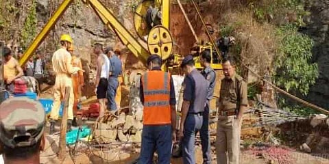 நிலக்கரி சுரங்கத்தில் சிக்கிய தொழிலாளர்களை மீட்கும் பணி தீவிரம்!