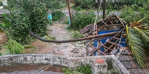 கஜா புயல் தாக்கி ஒரு மாதமாகியும் மீள முடியாமல் தவிக்கும் கிராமங்கள்