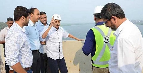 மூக்கில் குழாயுடன் மனோகர் பாரிக்கர்..! புகைப்படத்தை பார்த்த பின் வலுக்கும் எதிர்ப்பு ..!